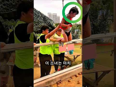 이 소녀는 인형뽑기 기계처럼 병아리 한마리를 안아들었어요.